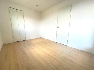 【洋室】 | 東広島市八本松飯田4丁目（全4区画）No１ | 2面採光を確保した明るい6畳の洋室。ホワイト調の建具と木目調の床材が、置く家具を選ばないシンプルな空間を作り出しています。各室にクローゼットが配置されており、居住スペースを広く有効に使えます。