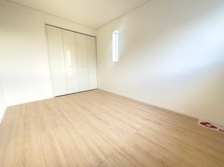 【洋室】 | 東広島市八本松飯田4丁目（全4区画）No１ | 主寝室に適した8畳の広々とした洋室です。ダブルベッドを配置しても余裕のある広さで、大型のクローゼットも完備。バルコニーに直結しているため、布団干しなどの家事動線もスムーズです。