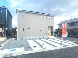 【外観】 | 東広島市八本松飯田4丁目（全4区画）No１ | 落ち着いたグレーの外壁が目を引くスタイリッシュな外観。並列で複数台の駐車が可能なスペースを確保しており、来客時やご家族でお車を複数所有される場合にも対応可能です。