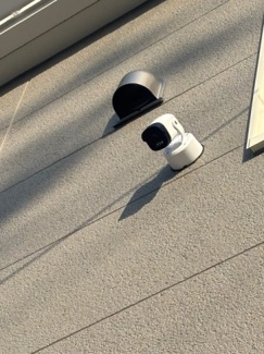 【防犯設備】 | 東広島市八本松飯田4丁目（全4区画）No１ | お引渡し時から防犯カメラが設置されており、入居後のセキュリティ対策を軽減。前面道路からの視認性も高く、心理的な抑止力として機能します。お住まいの安全を守る、戸建ならではの安心設備です。