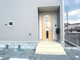 【玄関】 | 東広島市八本松飯田4丁目（全4区画）No１ | 屋根のあるインナーポーチ仕様の玄関。雨の日の出入りや、荷物の多い時でも落ち着いて鍵の開け閉めができます。段差の少ない階段で、スムーズな動線を確保しています。