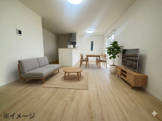 【居間・リビング】 | 東広島市八本松飯田4丁目（全4区画）No１ | 16畳のLDKは、明るい色調のフローリングが空間をより広く感じさせます。対面式キッチンからはリビング全体が見渡せるため、小さなお子様のいるご家庭でも見守りながら家事ができる安心のレイアウトです。