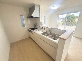 【キッチン】 | 東広島市八本松飯田4丁目（全4区画）No１ | お料理中もご家族との会話が弾むカウンターキッチン。背後には十分なスペースがあり、大型の冷蔵庫や食器棚も配置しやすい設計です。