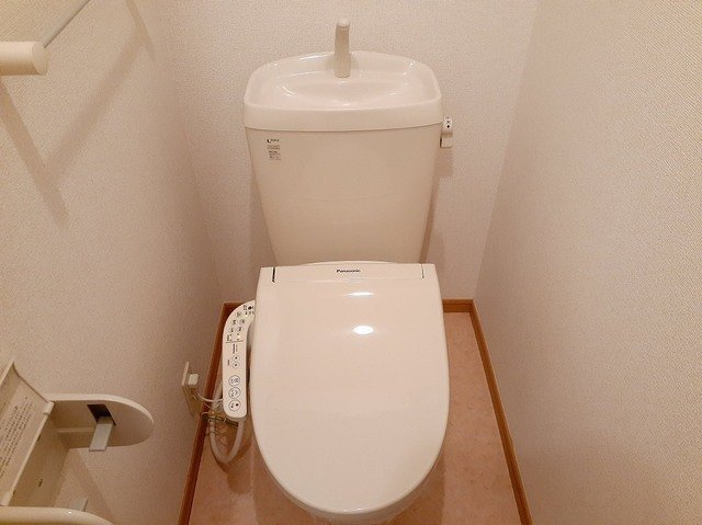 ベルフレージュＥのトイレ|落ち着いた色調のトイレです