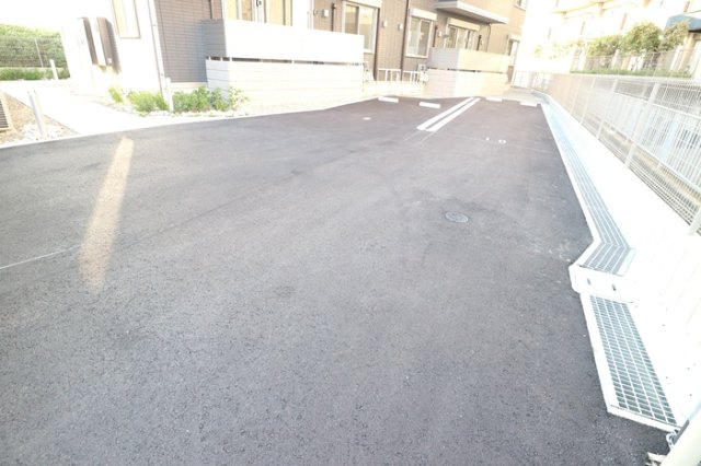 ソリッソ大久保町西嶋の駐車場