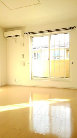 シュプリーム　レジデンスＢの居間・リビング|こちらのリビングで趣味の時間をお楽しみください