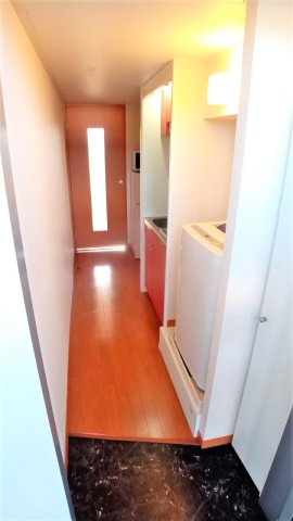 レオパレスリヴェールⅢの玄関|収納もある玄関です