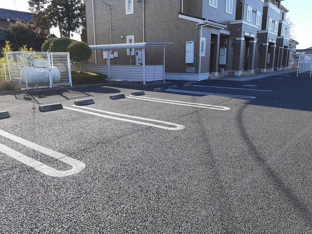メゾンリバーサイドの駐車場|駐車場があるので、車を買う予定の方も安心です