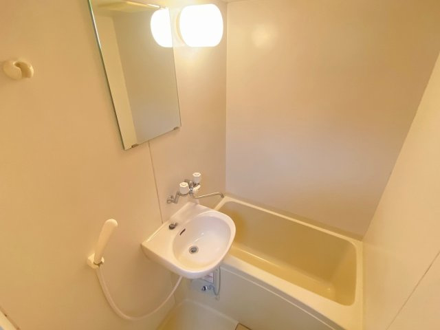 レオパレスホワイエⅢの浴室|お風呂で日々の疲れを落としましょう