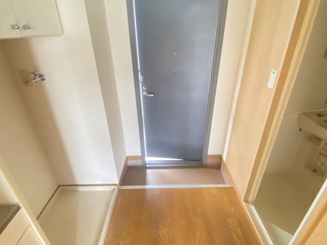 レオパレスホワイエⅢの玄関|落ち着いた玄関です