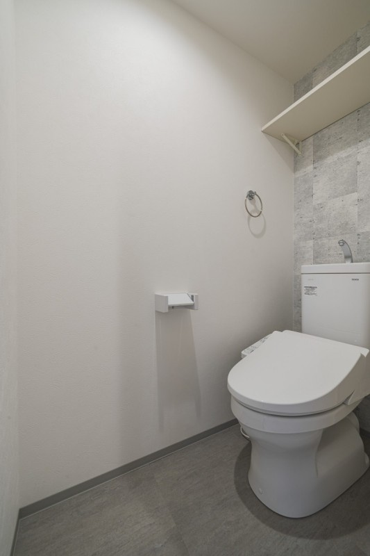 グランデール春日部のトイレ|落ち着いた色調のトイレです
