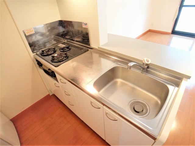 レオパレスＹＫ　ＳＴＹＬＥのキッチン|コンパクトなキッチンで掃除もラクラク