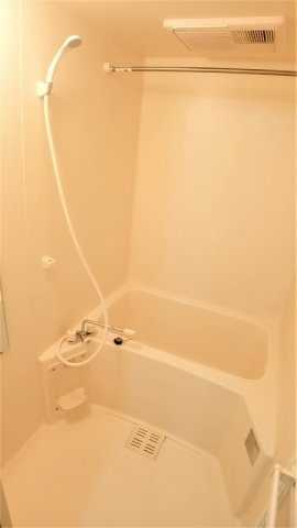 レオパレスＹＫ　ＳＴＹＬＥの浴室|コンパクトで使いやすいお風呂です