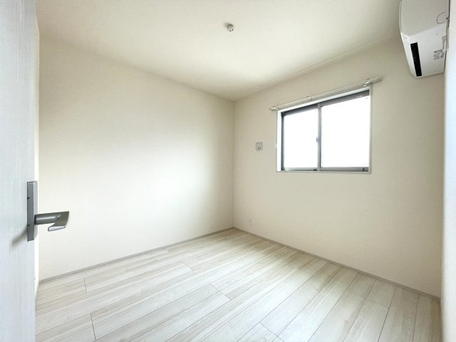 リーブルファイン春日部樋堀の洋室|※左右反転タイプ・別室の写真になります。