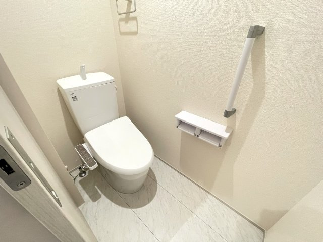 リーブルファイン春日部樋堀のトイレ|※左右反転タイプ・別室の写真になります。