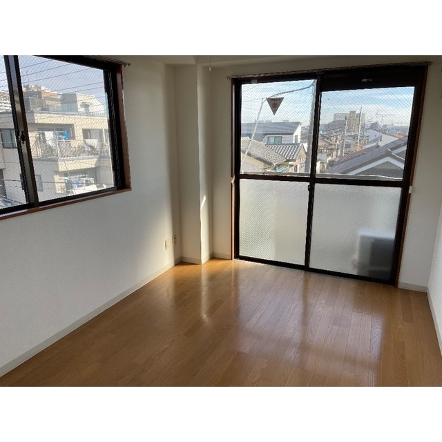 第3関根ビルの居間・リビング|こちらのリビングで趣味の時間をお楽しみください