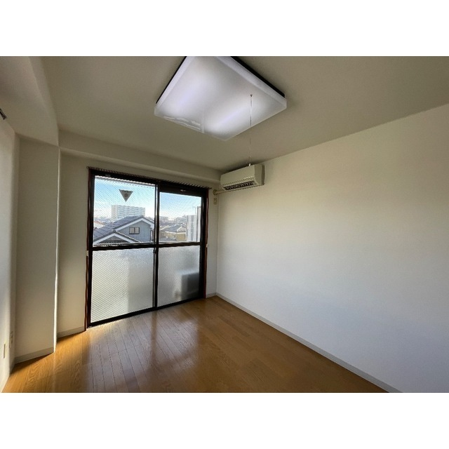 第3関根ビルの居間・リビング|こちらのリビングで趣味の時間をお楽しみください