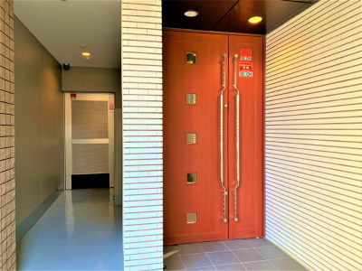 スレッサ南浦和のその他|左：駐輪場入り口右：エントランス入り口