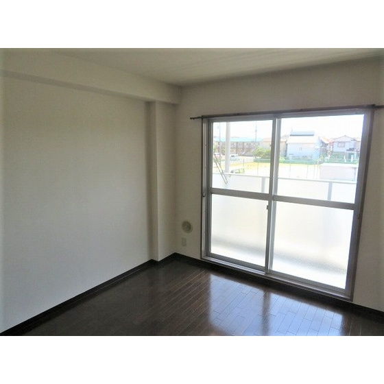 ドミールシャルマンの居間・リビング|こちらのリビングで趣味の時間をお楽しみください