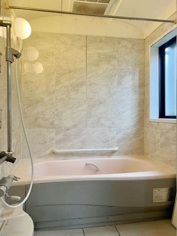 元町戸建の浴室|コンパクトで使いやすいお風呂です