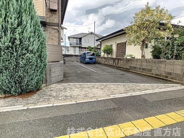 直方市大字頓野のアパートの駐車場