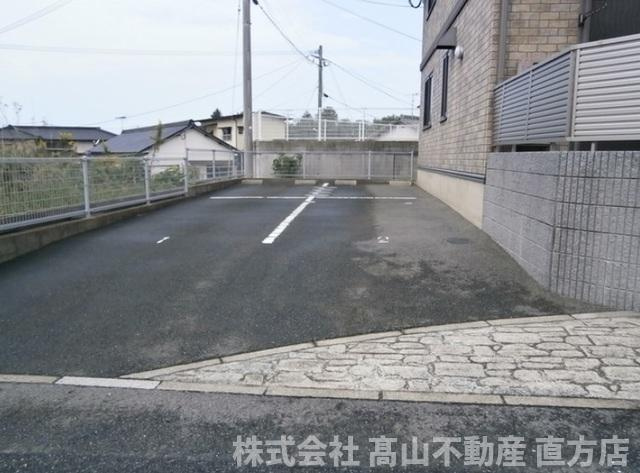 直方市大字頓野のアパートの駐車場