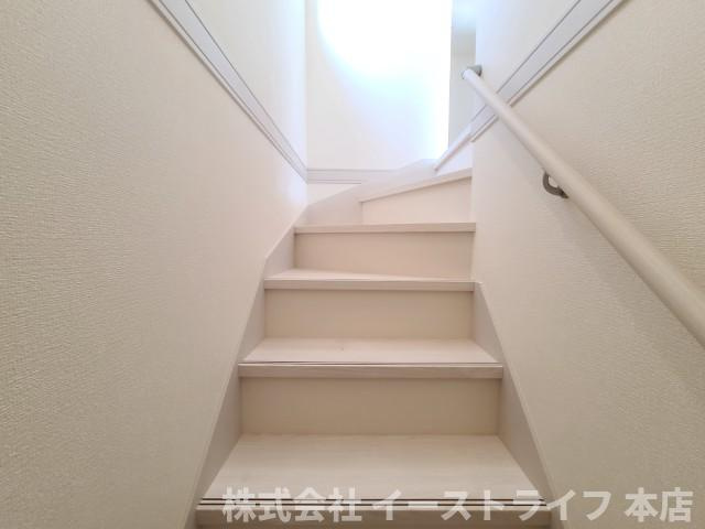【新築戸建】　いわき市平南白土2期の内装|同社施工写真　階段には手すりが付いているので上り下りも安心です。