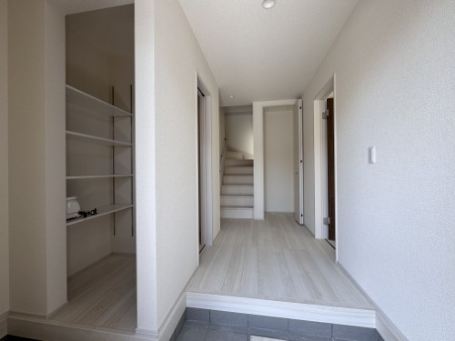 【新築戸建】　いわき市平南白土2期の玄関|同社施工写真　シューズクロークが設置されています。靴以外のものが収納できるので、お子様の遊び道具などもすっきり整理ができます。