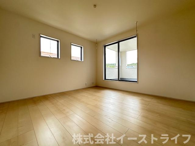 【新築戸建】　いわき市四倉町上仁井田2期　長期優良住宅の子供部屋|同社施工写真　家具などのインテリアともマッチしておしゃれ感が出しやすく、身の回りの整理がしやすいのも魅力な洋室です。