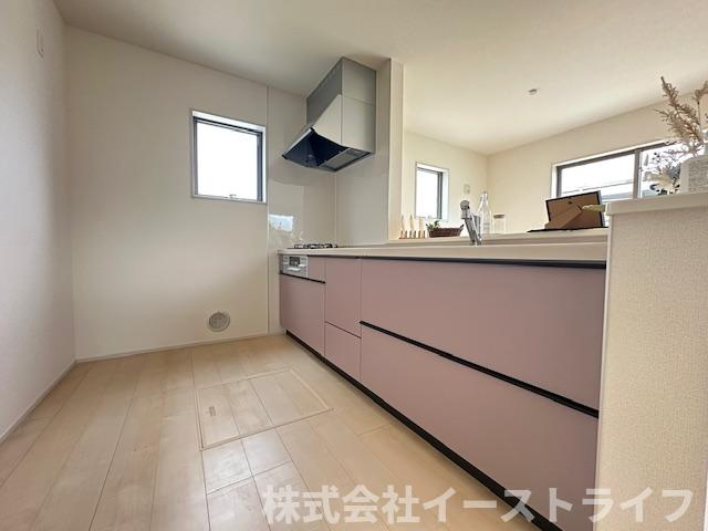 【新築戸建】　いわき市四倉町上仁井田2期　長期優良住宅のキッチン|同社施工写真　対面キッチンを選ぶ方の多くが、家族とのコミュニケーションを重視して選ばれます。特に小さなお子さんを持つご家庭では、調理中もお子さんの様子をみられるということは大きな安心に繋がります！