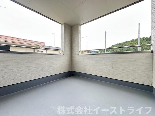 【新築戸建】　いわき市四倉町上仁井田2期　長期優良住宅のバルコニー|同社施工写真　インナーバルコニーは広々としていてお洗濯が楽ちんです。また日当たりを好む植物を育てるにはぴったりの空間なので、ガーデニングの場としても楽しむことができます