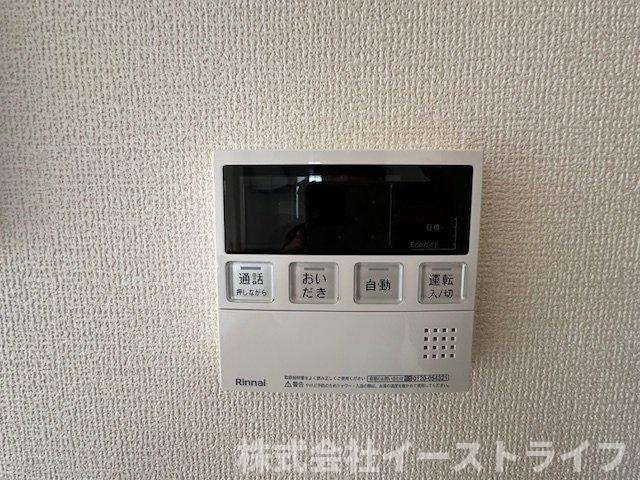 【新築戸建】　いわき市四倉町上仁井田2期　長期優良住宅の発電・温水設備|同社施工写真　リビング内給湯器リモコンです。