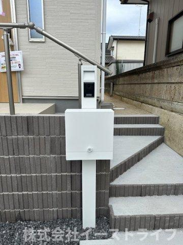 【新築戸建】　いわき市四倉町上仁井田2期　長期優良住宅のセキュリティ|同社施工写真　TVモニター付インターフォンの最大のメリットは、室内モニターから訪問者が誰なのか見ることができる点です。来訪者と直接顔を合わせることなくモニター越しに対応ができるのでとても便利です。