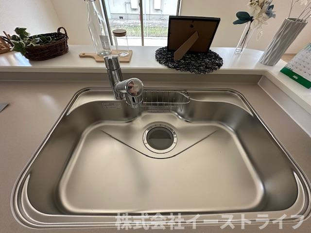 【新築戸建】　いわき市四倉町上仁井田2期　長期優良住宅のキッチン|同社施工写真　浄水器一体型水栓です。蛇口をひねればいつでもおいしい水が飲めるのが嬉しいです(^^)/水はねの音や食器が当たる音を大幅に軽減する静音仕様のジャンボシンクです。