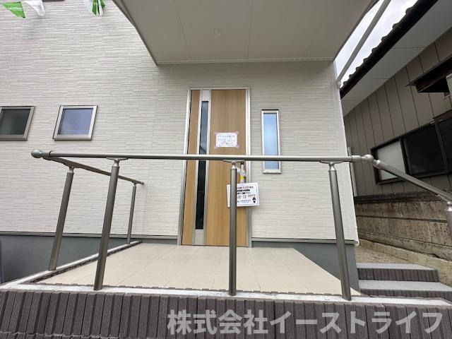 【新築戸建】　いわき市四倉町上仁井田2期　長期優良住宅の玄関|同社施工写真　舗装された玄関ポーチでお客様を迎えることができます