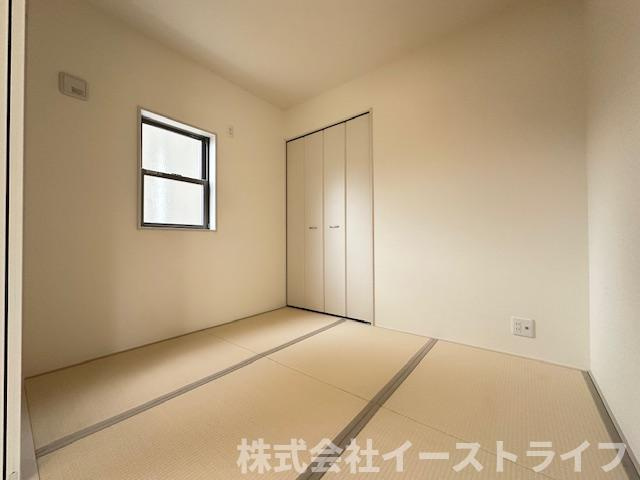 【新築戸建】　いわき市四倉町上仁井田2期　長期優良住宅の和室|同社施工写真　座卓テーブルを置いてセカンドリビングとして使ったり、畳ならではの肌触りで横になって休んだりと、自由に活用できるのが続き間「和室」の特徴です。また小さなお子様の遊び場としても安心です。
