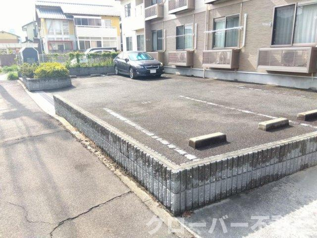 レオネクスト東大浜３の駐車場