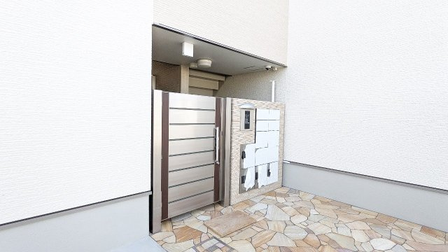 エクシーレ逆瀬川のエントランス|落ち着いたエントランスです