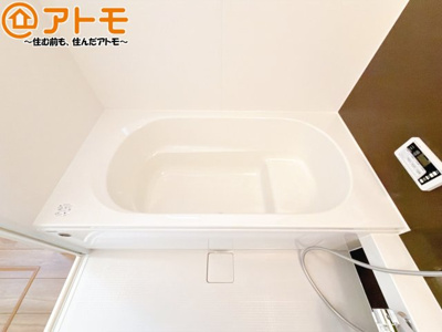 【浴室】 | 葵区東1期　新築戸建　3号棟 | お子様やお年寄りが使いやすいだけでなく、半身浴にも便利なベンチタイプの湯舟です。お湯の節約にも！