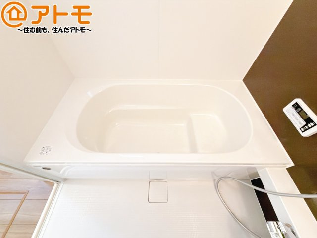 【浴室】 | 葵区東1期　新築戸建　3号棟 | お子様やお年寄りが使いやすいだけでなく、半身浴にも便利なベンチタイプの湯舟です。お湯の節約にも！