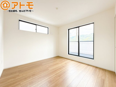 【寝室】 | 葵区東1期　新築戸建　3号棟 | バルコニーに面したお部屋なので、布団などの大きなものも楽々干せます♪