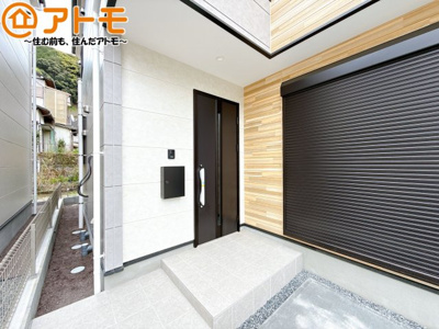 【玄関】 | 葵区東1期　新築戸建　3号棟 | 落ち着いた色合いの玄関はダブルロックで防犯性に優れた仕様になっています♪