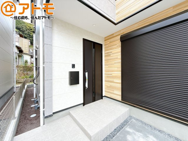 【玄関】 | 葵区東1期　新築戸建　3号棟 | 落ち着いた色合いの玄関はダブルロックで防犯性に優れた仕様になっています♪