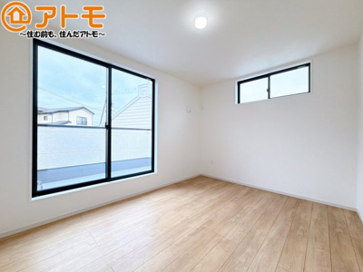 【寝室】 | 葵区東1期　新築戸建　1号棟 | バルコニーに面したお部屋なので、布団などの大きなものも楽々干せます♪