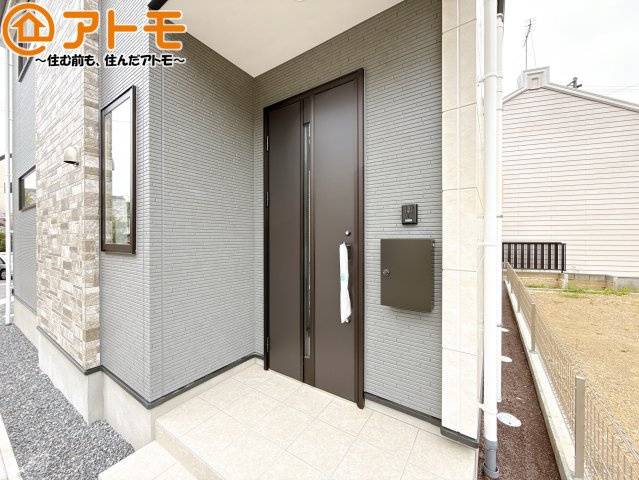 【玄関】 | 葵区東1期　新築戸建　1号棟 | 落ち着いた色合いの玄関はダブルロックで防犯性に優れた仕様になっています♪