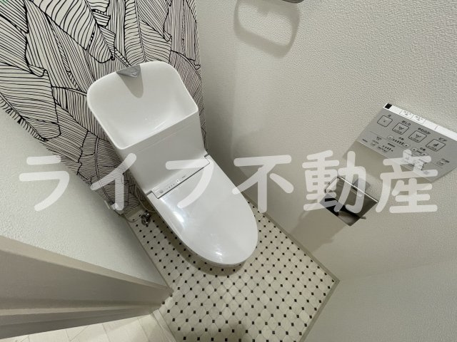 クリエオーレ上小阪のトイレ|落ち着いた色調のトイレです