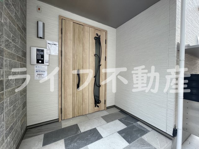 クリエオーレ上小阪のエントランス|ゆとりのあるエントランスです