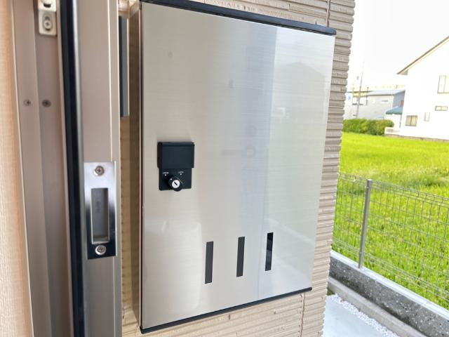 ウエストウイングⅣの玄関|宅配ボックス