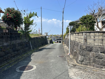 【前面道路含む現地写真】 | 松浦町売地 | 高台に位置する、車通りの少ない静かな環境です。