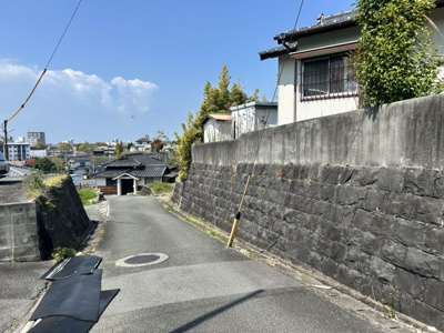 【前面道路含む現地写真】 | 松浦町売地 | 周辺は閑静な住宅街。前面道路から高台の開放感が伝わります。